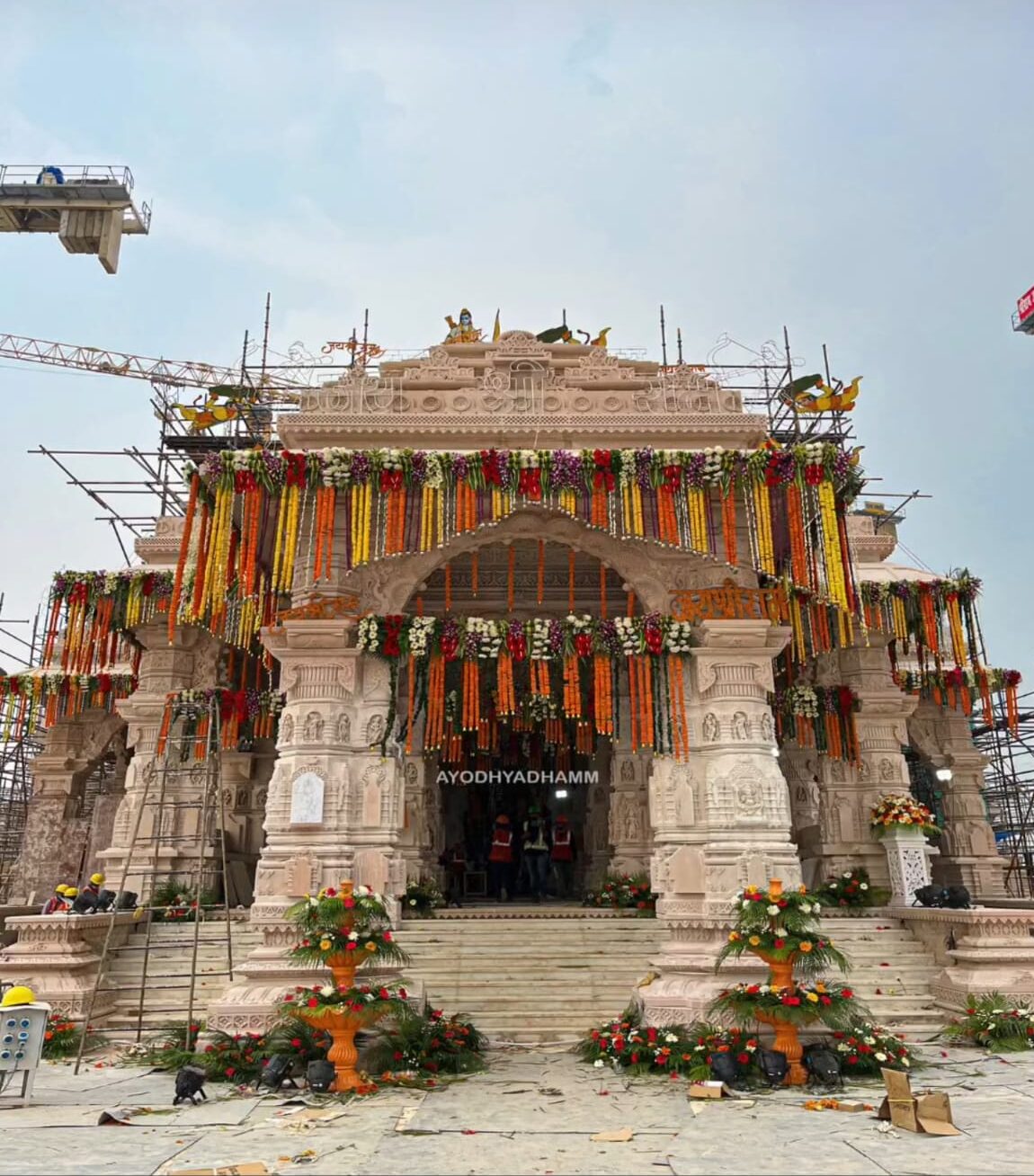 You are currently viewing पत्थर में सद्भाव: अयोध्या के राम मंदिर का अनावरण